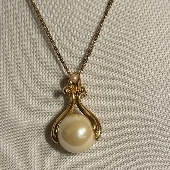 Vintage Avon Neckace - Picture 2 of 4
